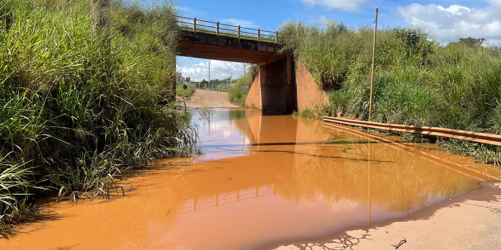 Vazamento de água em tubulação da Vale mobiliza Brumadinho