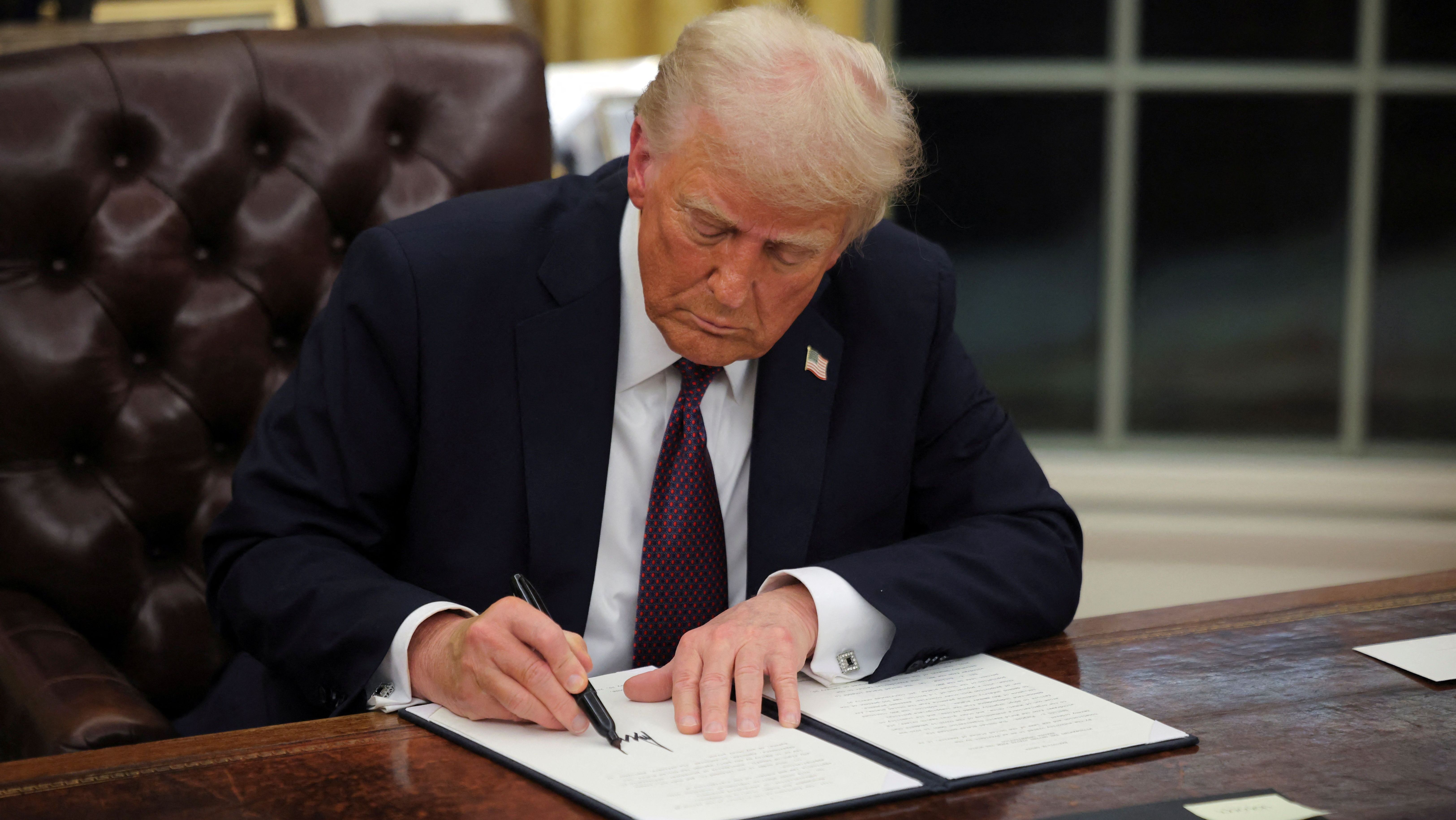 Trump assina ordem para cortar financiamento das emissoras NPR e PBS