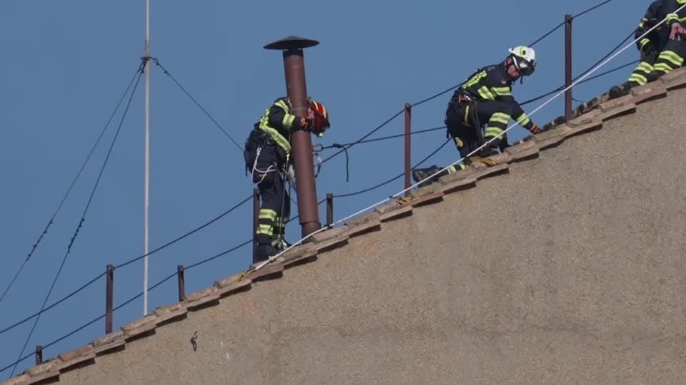 Conclave: Vaticano instala chaminé sobre a Capela Sistina