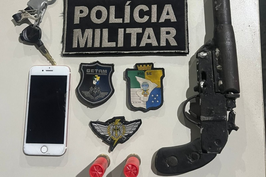 Polícia Militar prende dupla por porte ilegal de arma de fogo e suspeita de roubo de motocicleta no município de Estância