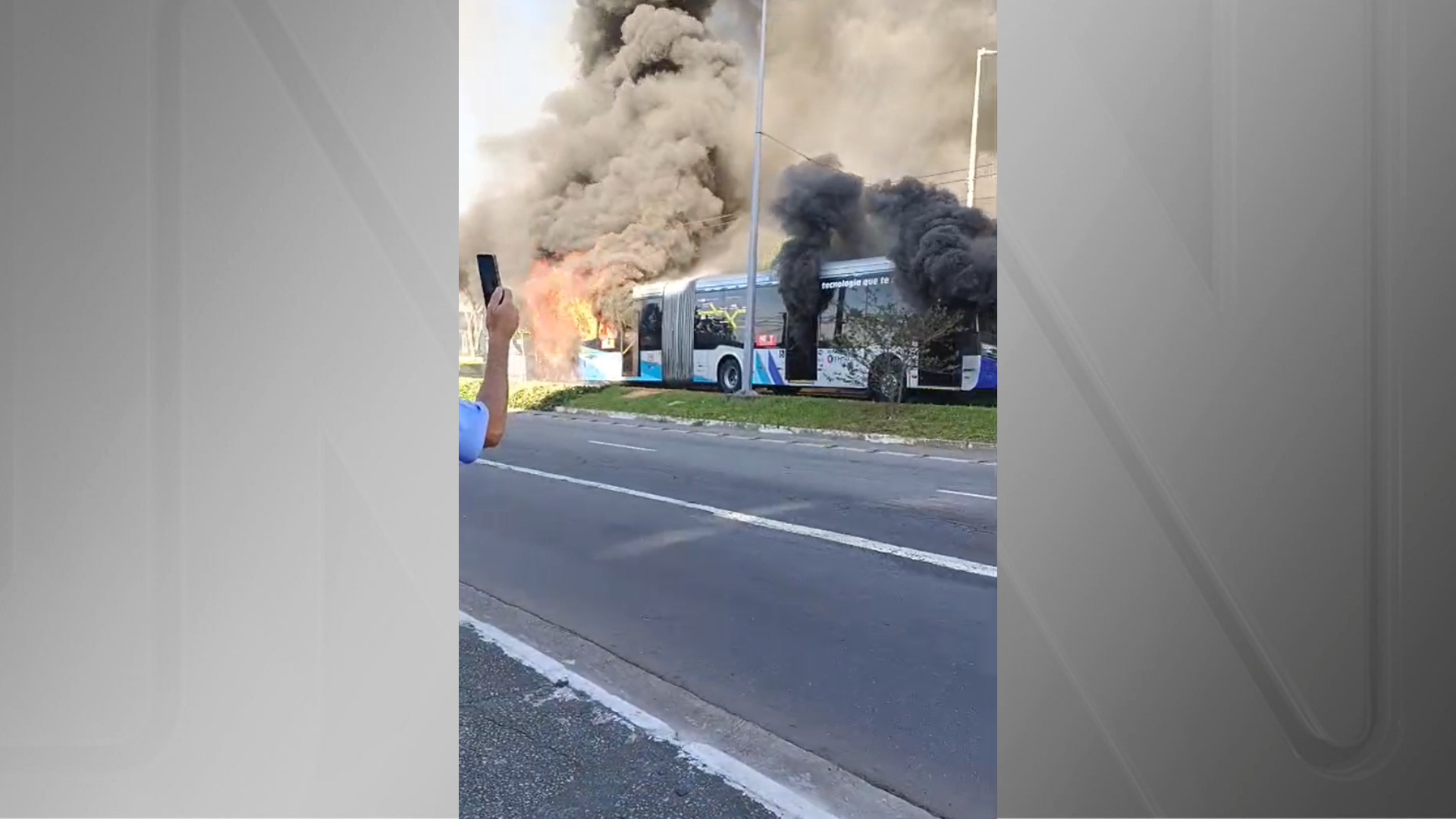 Vídeo: ônibus articulado pega fogo na zona sul de SP