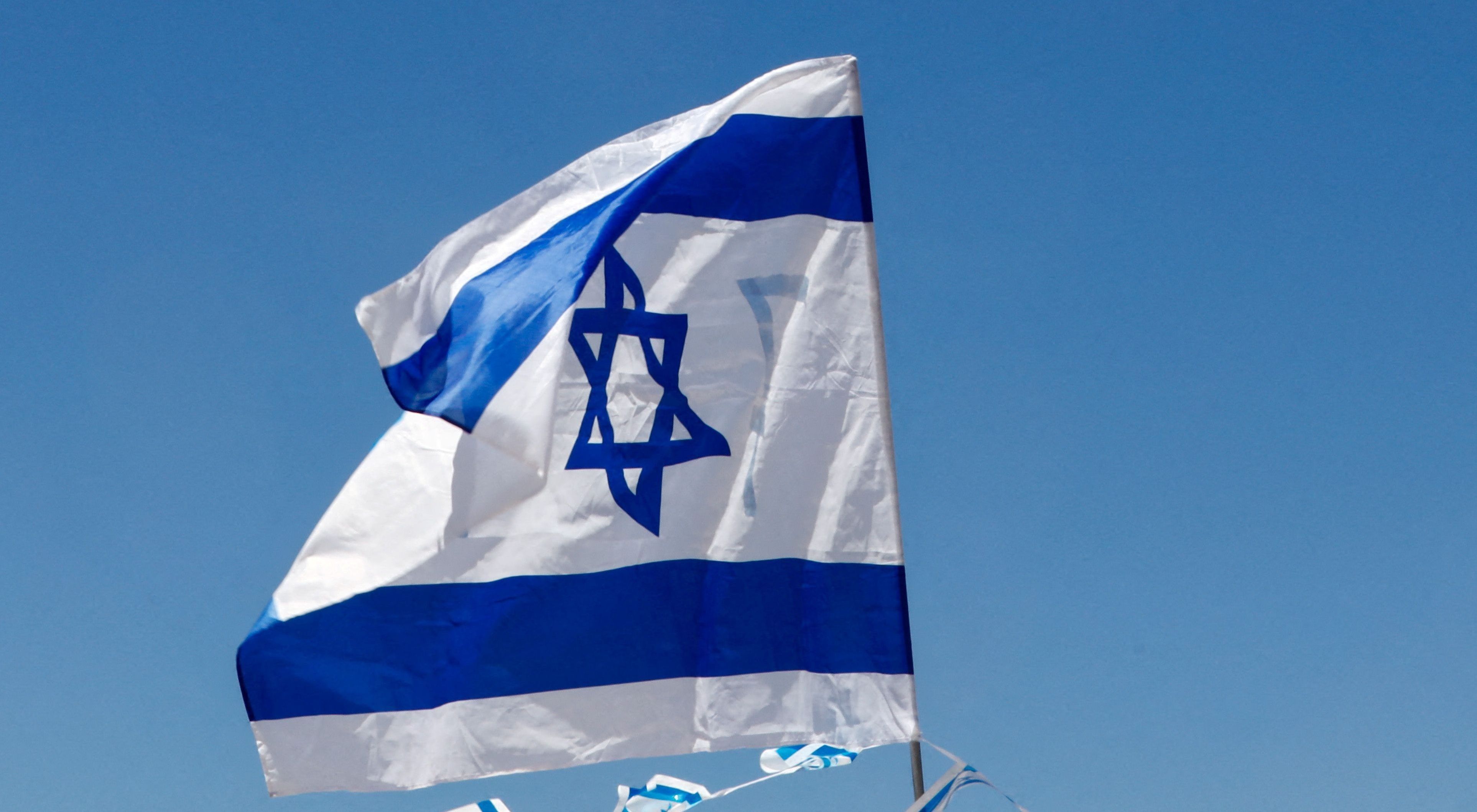 Israel ataca portos no Iêmen e alerta que líder houthi pode ser alvo